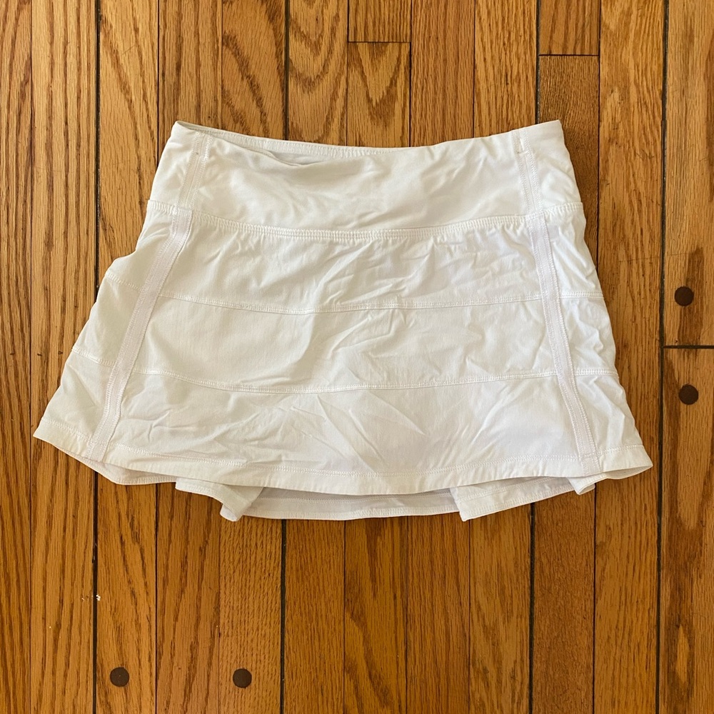 Lululemon tennis skirt sorry for the wrinkles ! Too lazy to steam !